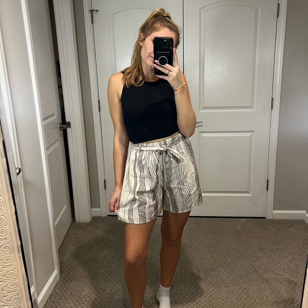 Paper bag shorts beige with pattern from THML